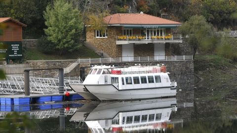 Catamaran de la Diputacin frente al club nutico Ponte do Sil, en una foto de archivo