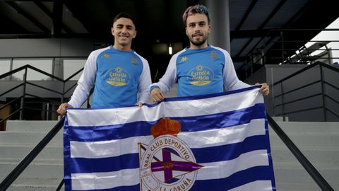 Yeremay y David Mella, posando con una bandera del D�por.