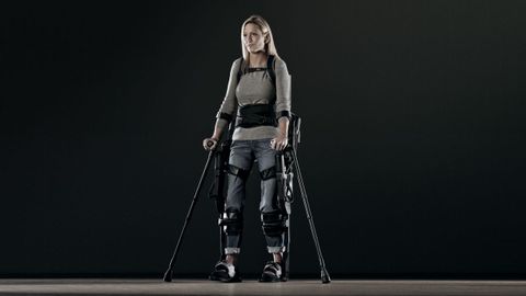 Una mujer, ayudada por un exoesqueleto