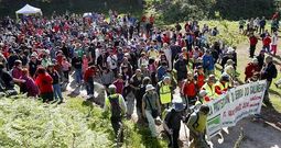 En torno a dos mil personas de varios municipios recorrieron ayer el entorno del monte para pedir su protecci�n.