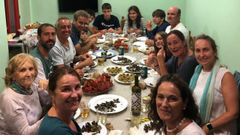 Las cuatro hermanas Tabernero Urbieta, sus parejas, casi todos sus hijos y su madre, en una comida familiar en Bares