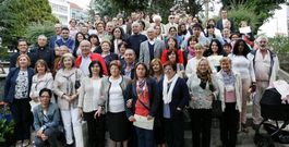 Autoridades, alumnos y responsables de los cursos de la parroquia, reunidos al final del acto en el atrio. 