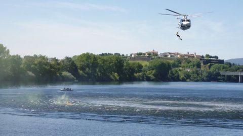 Simulacro de naufragio superado con �xito en las aguas internacionales del Mi�o