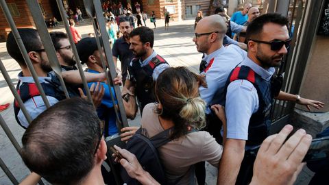 As� se preparan en un colegio de Barcelona para pasar la noche