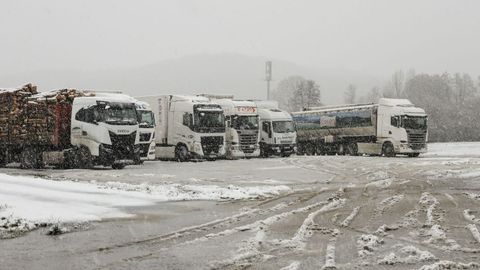 Camiones estacionados en la A-52 a cauda de la borrasca Ingrid