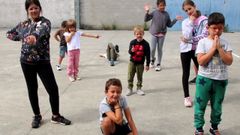 Estudiantes del colegio Ricardo Gasset el curso pasado durante la grabaci�n de un documental sobre su vida en O Incio