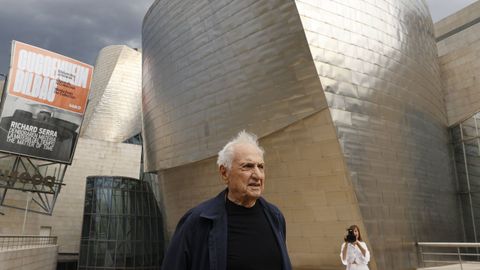 El arquitecto Frank Gehry ante el Museo Guggenheim Bilbao.