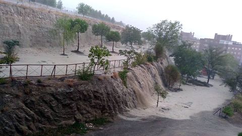 Captura de video de la fuerte tormenta, acompa�ada de granizo que cay� en Rivas Vaciamadrid, provocando inundaciones en las calles