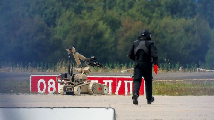 Un agente de polic�a junto a un robot de desactivaci�n de explosivos, el pasado agosto en el aeropuerto de Leipzig (Alemania)