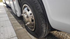 Uno de los buses de Autocares L�pez a los que les pincharon las ruedas en la terminal de Santiago