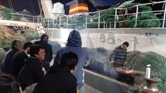 Tensin a la ida, barbacoa a la vuelta. A Juan Enrique Padn le precede su reputacin de patrn duro. Lo retratan tripulantes que estuvieron a sus rdenes en los aos que permaneci al frente del Villa de Pitanxo. Persona dura en exceso que no duda en aplicar un rgimen espartano con jornadas de trabajo de 20 horas y con malas formas. Esas mismas personas que lo retratan con conocimiento de causa por haber trabajado junto a l, aaden que solo se relajaba al regresar de las mareas, con las bodegas llenas de pescado. Entonces, a modo de compensacin, haca barbacoas en la cubierta; como esta, donde Padn est en la parrilla.
