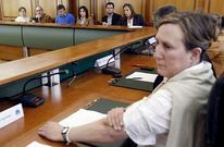 Mar�a Xos� Vega, en primer plano, asiste a una intervenci�n de la portavoz del PP en el pleno.