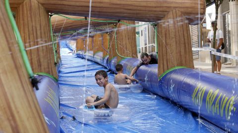 HINCHABLES DE AGUA Y UN SUPER TOBOGAN POR LAS COMPRAS HECHAS  EN COMERCIOS DE LA  ASOCIACION DE EMPRESARIOS DE RIBEIRA