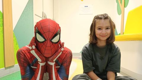 Carla, junto a Spiderman, en su �ltima visita de control al hospital