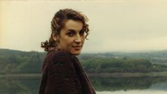A escritora Bego�a Caama�o de nova.