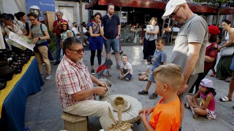 El alfarero Tom�s L�pez, en plena demostraci�n el primer d�a de la feria Artelemos 2025