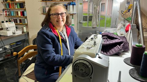 Juana Mar�a Rodr�guez Garc�a trabajando en su tienda de telas El Hilv�n.
