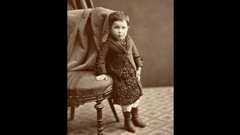 Una de las fotos m�s antiguas donadas al Mus�u del Pueblu d'Asturies, retrato de estudio de una ni�a, tomada hacia el a�o 1870