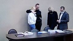 Navalni abraza a su mujer, Julia, que fue autorizada a presenciar la vista directamente en el centro penitenciario.