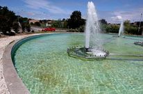 La fuente est� situada en la carretera que da acceso al centro de la villa  desde la v�a r�pida.