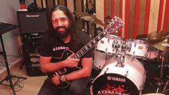El santiagu�s Alejandro Melchor, m�s conocido como Mou, imparte guitarra y armon�a en A Casa do Rock, el centro de formaci�n musical de la calle Rosal�a de Castro. Reconoce que el boca a boca fue clave a la hora de llenar una escuela que lleg� a Compostela hace solo
seis a�os
