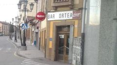 Entrada del bar Ortea. El local lleva tres a�os cerrado y forma parte de la historia de Tudela Vegu�n