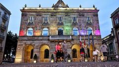 El Ayuntamiento de Gij�n iluminado con los colores de la bandera del Orgullo