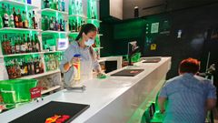 Limpieza y preparativos para la apertura en un local de Pontevedra