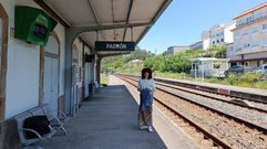 M�nica Castro, en la antigua estaci�n de Padr�n por donde circulan los regionales, a cinco kil�metros de donde horas antes se subi� al tren para A Coru�a