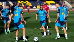 Ferm�n, en el centro de la imagen, en el entrenamiento de la selecci�n espa�ola de este jueves.