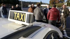 Taxista que lleva la compra a domicilio
