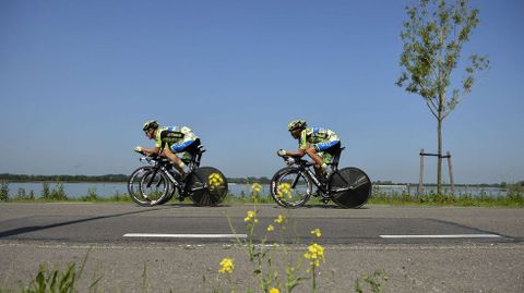 Contador rodando junto a tres compa�eros de equipo.