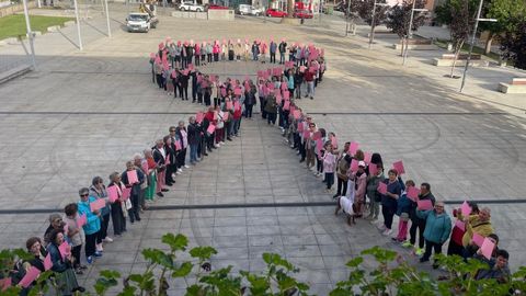 Lazo humano solidario contra el cáncer de mama en Burela