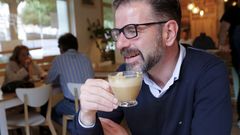 El candidato del PSOE de Ferrol, �ngel Mato, desyunando en la Artesa de Canido 