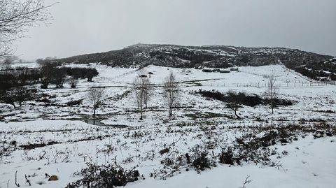 Montes nevados en Campelo, en A Lama