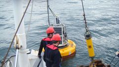 T�cnicos del CSIC instalando una boya cerca de cabo Silleiro