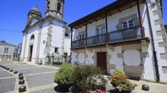 Na casa da dereita, onde estivo o hospital de Santa Catarina, fundouse a Uni�n Comercial Villalbesa. O edificio est� situado na praza de Santa Mar�a, antigo lugar de feiras.