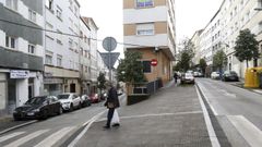 Una mujer carga una bolsa de la compra entre las calles Quiroga Palacios y Puente la Reina.