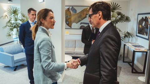 El presidente de la Generalitat, Salvador Illa, saluda a la presidenta del Parlamento Europeo, Roberta Metsola, este mircoles en Bruselas