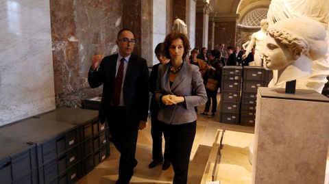 La ministra de Cultura francesa, Audrey Azoulay, durante su visita al museo del Louvre