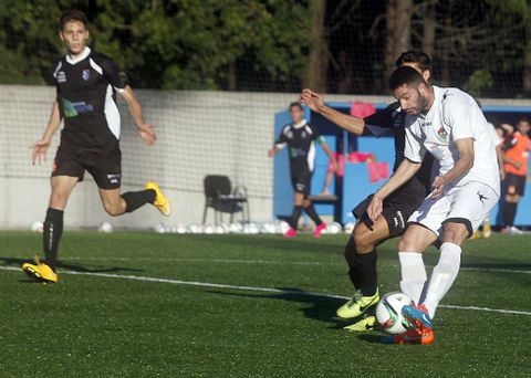 El delantero Rivera, con la pelota, fue el autor del segundo gol de los locales en Vista Alegre. 