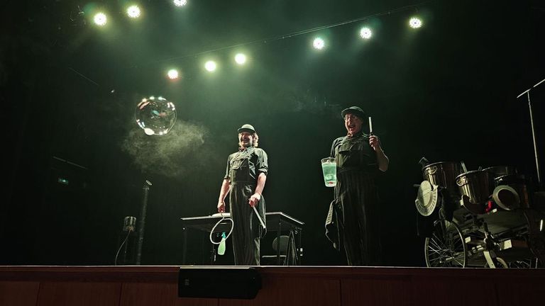 Momento dunha representaci&oacute;n de  Os fabulosos cleaners 