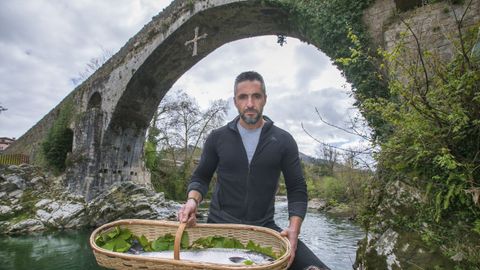 El pescador Jos Luis Vega posa con su primer ?campanu? pescado en el Puente Villanueva del ro Sella, a 2 de abril de 2023, en Cangas de Ons