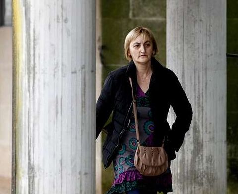 <span lang= es-es >Tres nuevos testigos</span>. En la imagen de la izquierda, las dos profesoras de m�sica que ayer ratificaron que Basterra llev� un d�a a la ni�a �drogada� a clase. Antes lleg� al juzgado la mujer del vecino de la pista de Teo que pas� junto a su marido tres veces por el camino y que no vio el cad�ver.