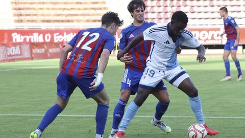 Buba protege el bal�n entre Esparza y Ugaitz Mart�nez