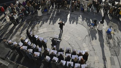 Un coro canta villancicos frente al Teatro Campoamor en el centro de Oviedo