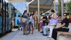 Viajeros en la parada del transporte metropolitano en A Coru�a