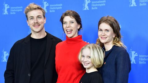 Nora Fingscheidt, en el centro, con el elenco de �System Crasher�