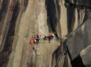 Rub�n Su�rez y Marcos Fern�ndez durmieron en un somier en una pared de la cascada.
