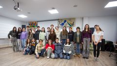 Integrantes del coro A Xunqueira de Pontevedra, este jueves, durante uno de los ensayos para la gala de los Premios Feroz 2026